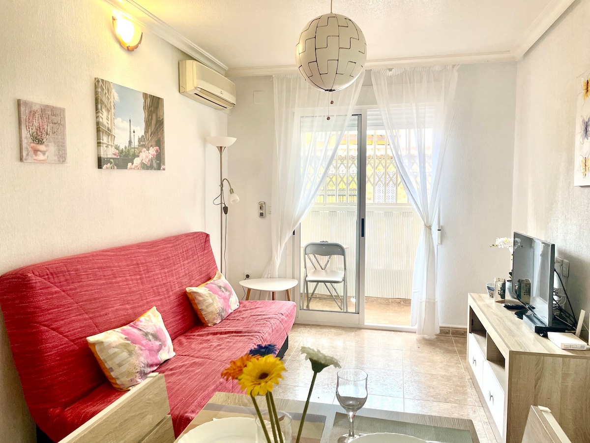 Top Airbnb: Cozy Flat with AC, Pool & Free Parking Playa Los Locos in Torrevieja