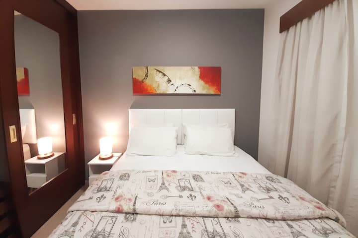 Habitación con cama de matrimonio.