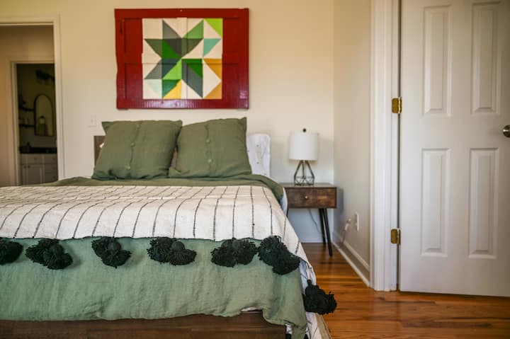 เตียงควีนไซส์อบอุ่นในห้องนอน #3