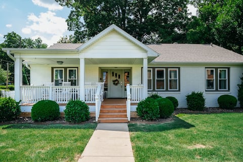 Cozy Cottage • 2 Blocks from Downtown Square