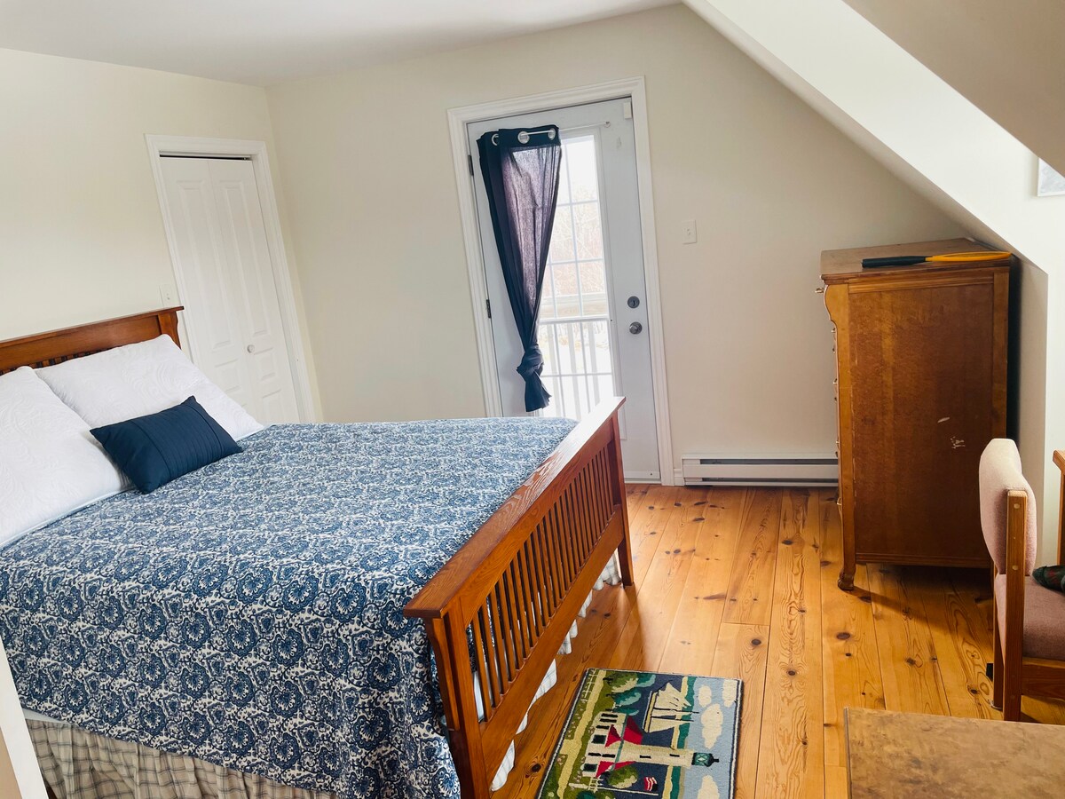 главна спална соба со телевизор