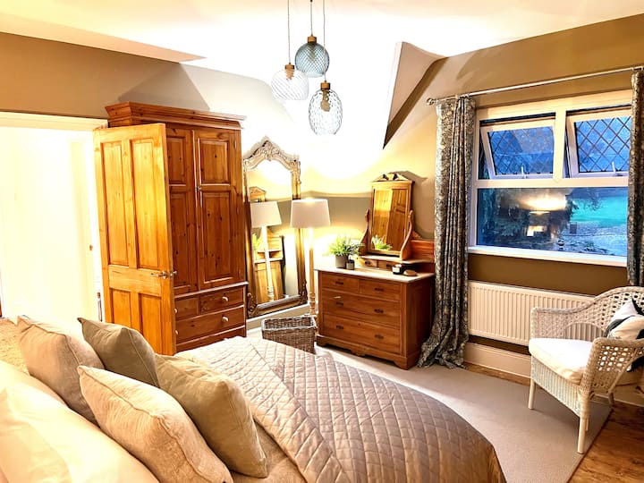 Собата за птици нуди доволно простор за складирање.