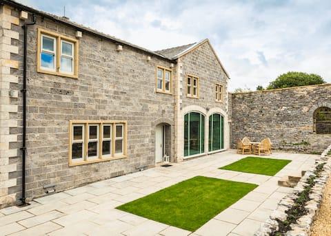 Exclusive 6 Bed House | Private Hot Tub/Pool Table