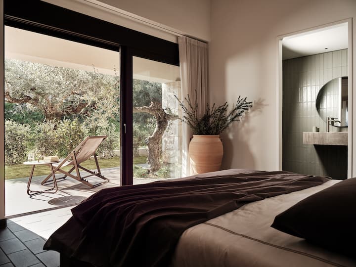 Pura comodidad en el dormitorio tamaño king, baño privado y diseño inmaculado. 