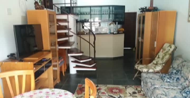 Soggiorno con smart tv e vista sulla cucina.