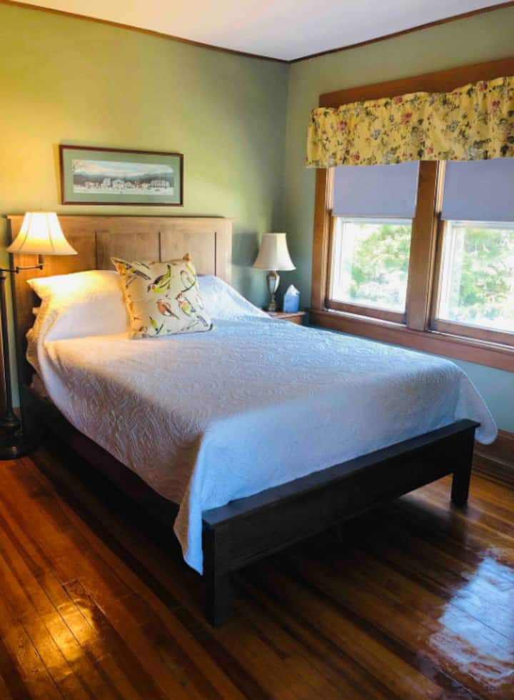 Dormitorio con cama tamaño queen