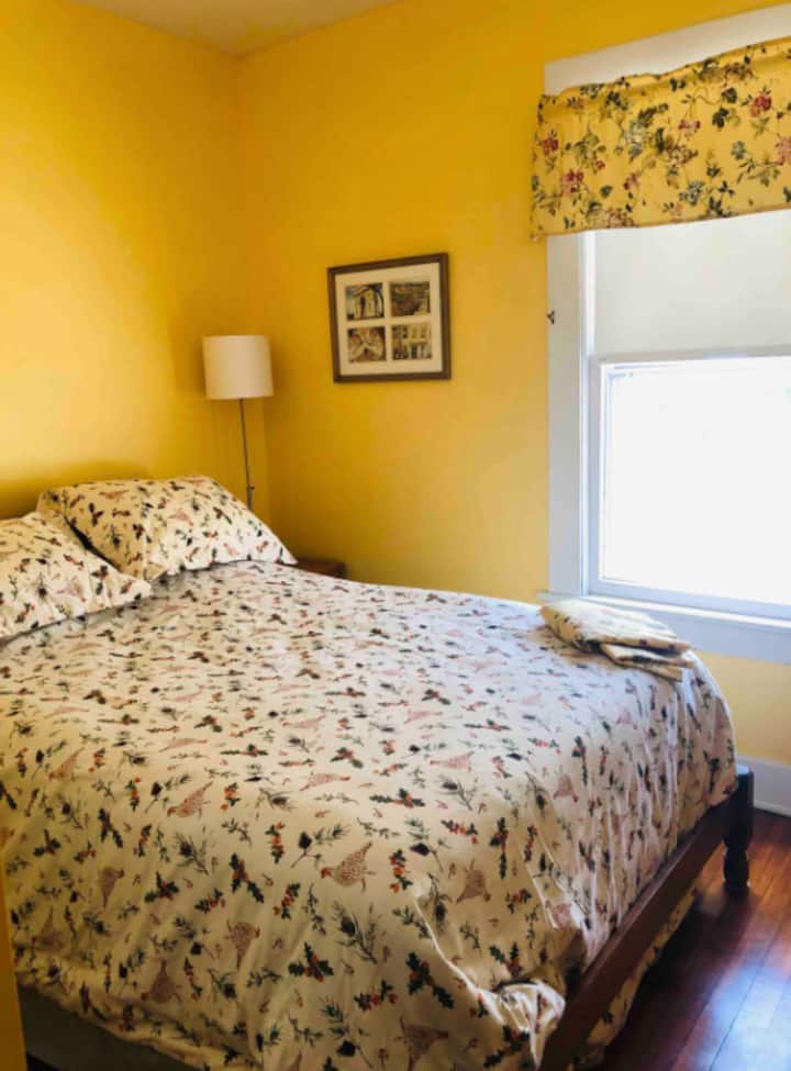 Dormitorio con cama matrimonial