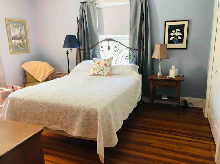 Dormitorio principal con cama tamaño queen y televisión 