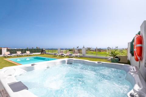 Luxury Family Villa Jacuzzi, Oceanfront, Heat.Pool