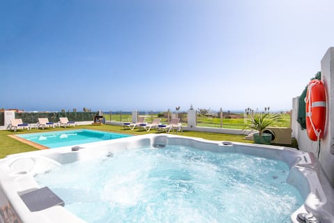 Luxury Family Villa Jacuzzi, Oceanfront, Heat.Pool