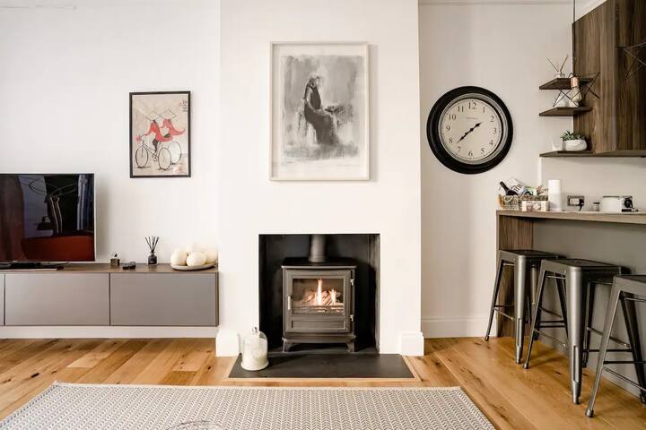 Luxury City Centre Flat w/Private Garden & Parking gallery image 3