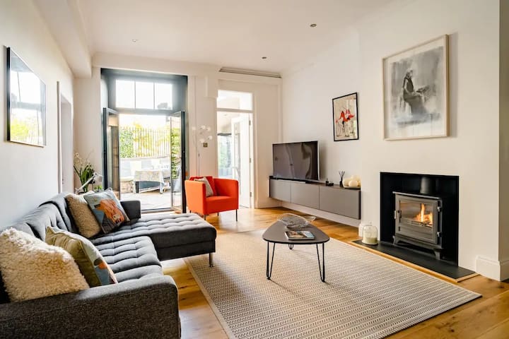 Luxury City Centre Flat w/Private Garden & Parking