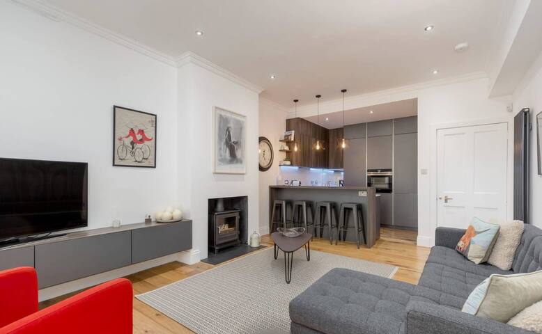 Luxury City Centre Flat w/Private Garden & Parking gallery image 4