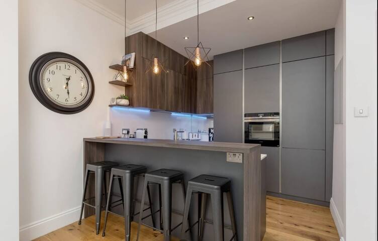 Luxury City Centre Flat w/Private Garden & Parking gallery image 5