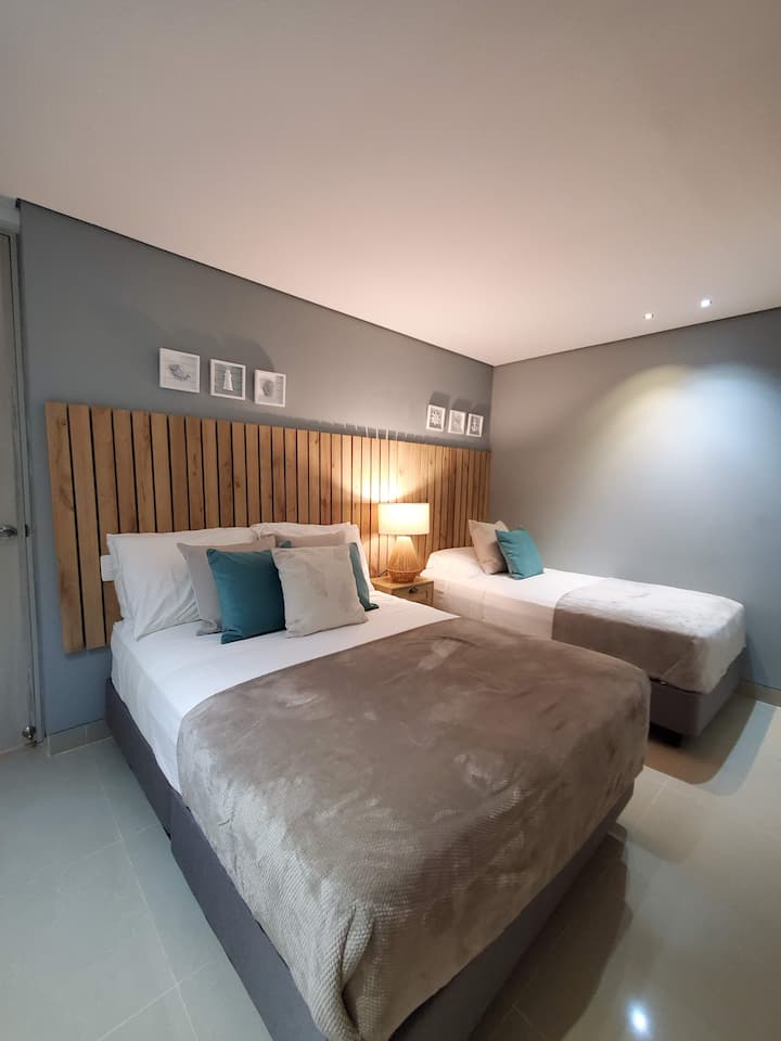 Брачен и единечен кревет (широк 150-179 см), 43-инчен Qled телевизор