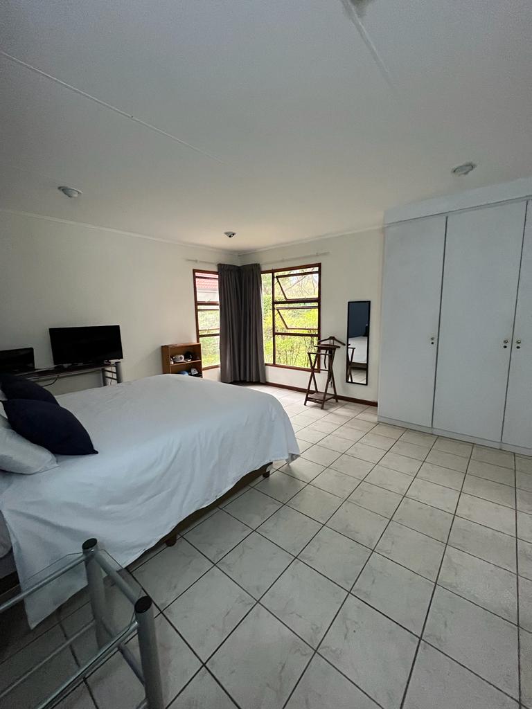 Chumba kikuu cha kulala kilicho na kitanda cha ukubwa wa Queen na kochi la kulala, bafu la chumbani lenye bafu na bafu, taulo mbili za bafu na zilizo na TP kwa ajili ya ukaaji wako.