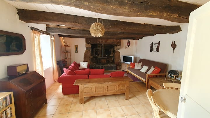 Atmospheric 3 Bedroomed Village House, Brittany - Rostrenen