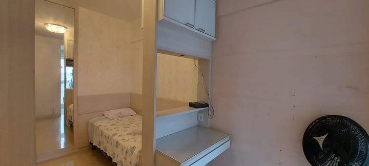 Quarto 3 com cama de solteiro e cama auxiliar. 
Escrivaninha para trabalho. Ar condicionado. Ventilador de chão. Guarda-roupas modulado.
Roupa de cama e banho disponíveis (cortesia).
Espelho gigante na parede.