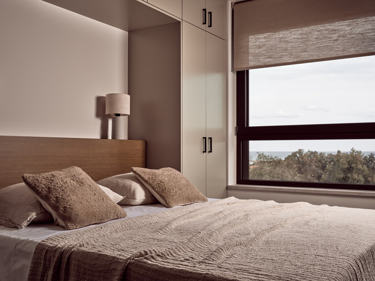 Chumba cha kulala cha watu wawili kilicho na kitanda cha King Size na mandhari ya sehemu ya bahari. 