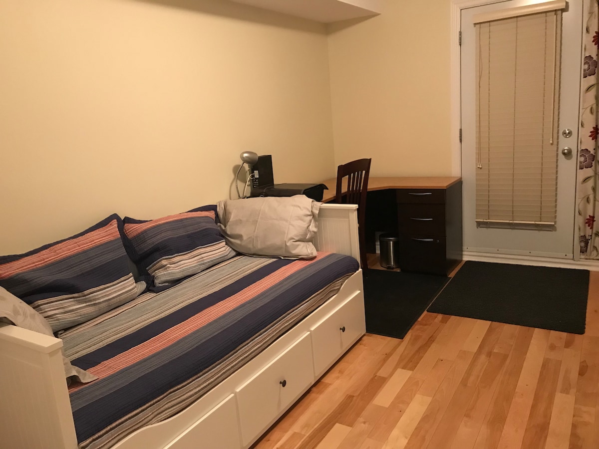 spálňa 2 jednolôžka a písací stôl. Tento gauč sa otvára a mení na 2 jednolôžka. Okrem priestoru na kancelársku prácu. 