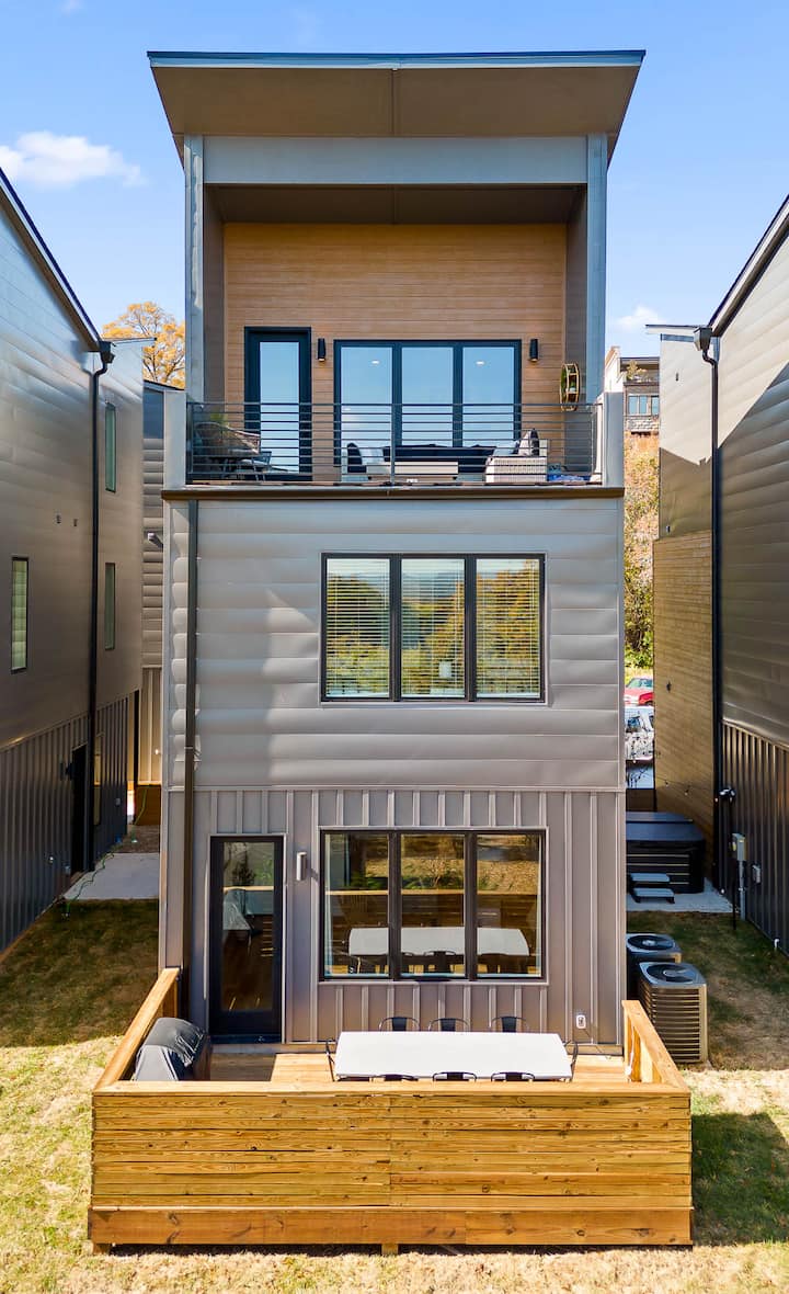 Modern Hilltop Home: Jacuzzi, Theater Room, Views