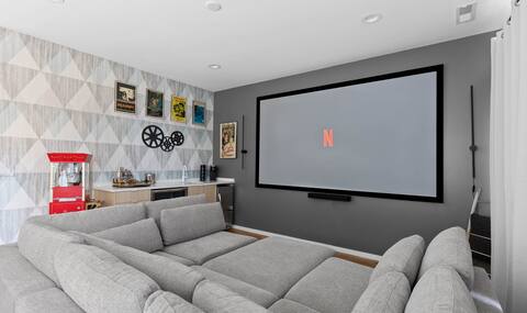 Modern Hilltop Home: Jacuzzi, Theater Room, Views