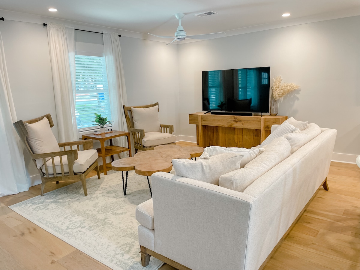 Top performing Airbnb: Fully renovated home- located 1 block from beach! in Isle Of Palms