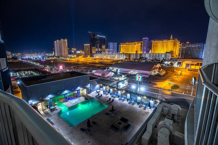 2100 SqFt Penthouse Suite – Strip Views! POOL GYM gallery image 5