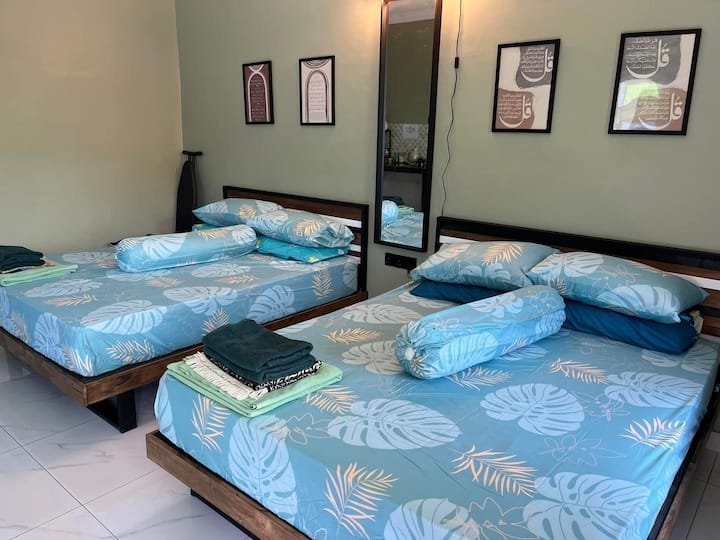 Suite familiale 
-2 katil queen
-Aircond+kipas
- Télévision connectée+Netflix
-Toilette
-Bantal extra+toto extra
Peut accueillir jusqu'à 10 personnes