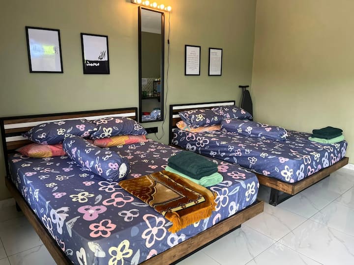 Suite familiale 
-2 katil queen
-Aircond+kipas
- Télévision connectée+Netflix
-Toilette
-Bantal extra+toto extra
Peut accueillir jusqu'à 10 personnes