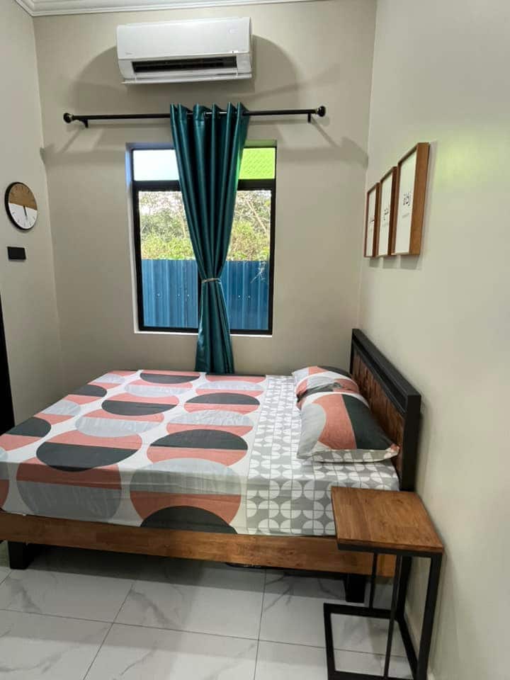 Chambre n ° 1 et plus salle de bain. équipée de climatisation +ventilateur+ lit queen