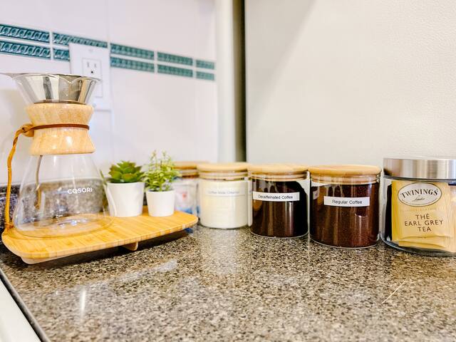 Cozy Industrial Townhouse | King Bed| 3 Min to D/T gallery image 4