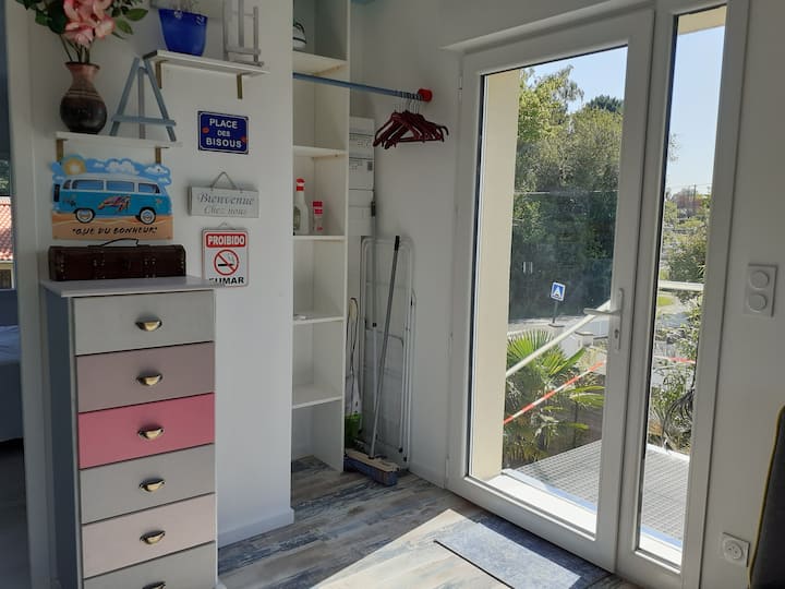 Ingresso dell'alloggio- angolo stoccaggio/ guardaroba 