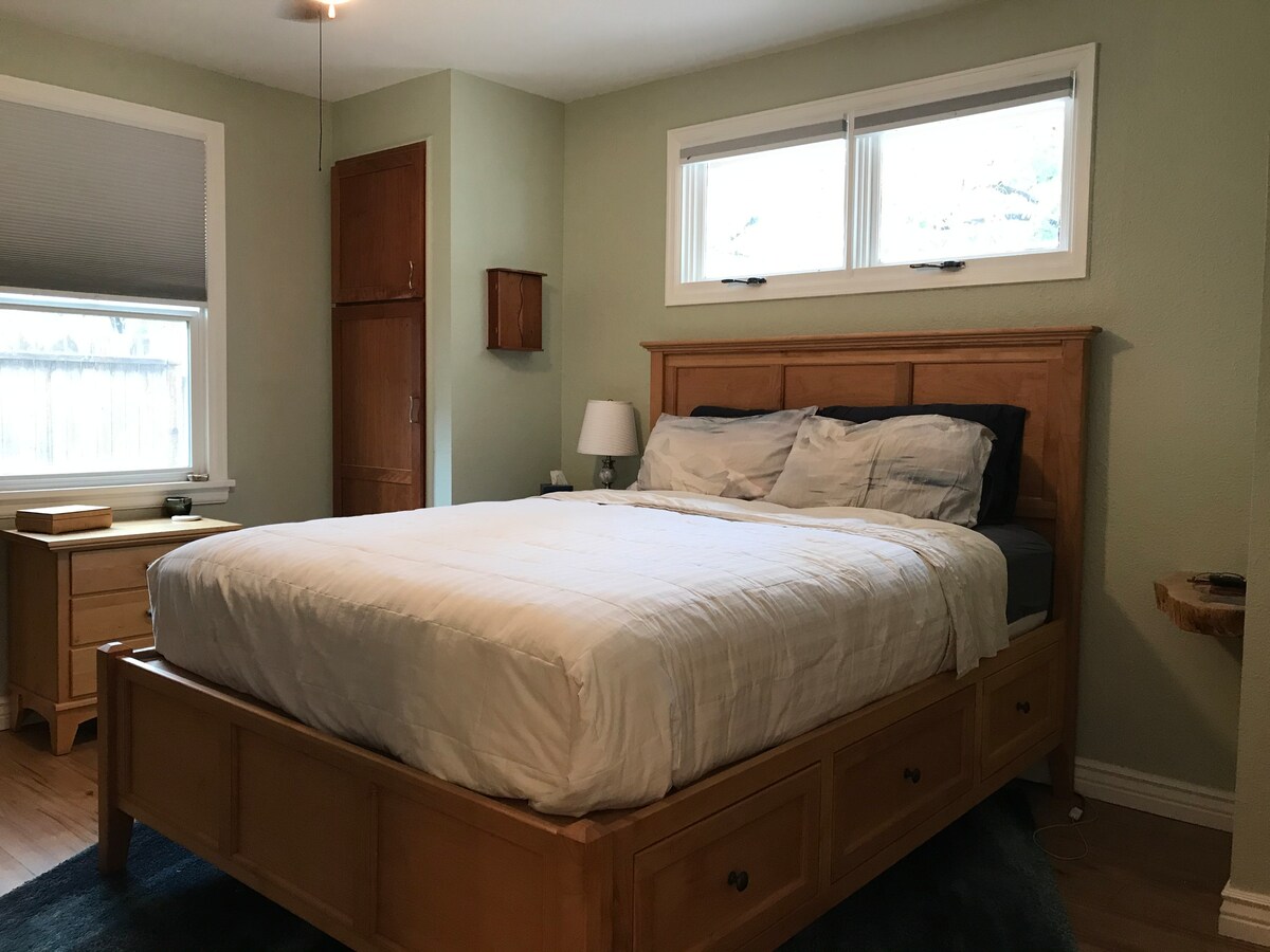 ห้องนอนหลักพร้อมเตียงควีนไซส์