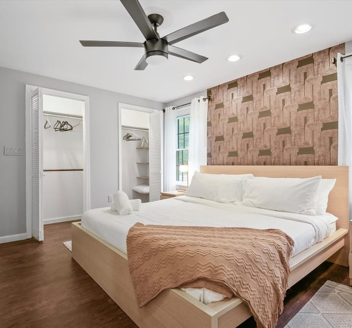 Ძირითადი საძინებელი მთავარ დონეზე, აბაზანა-ტუალეტით.