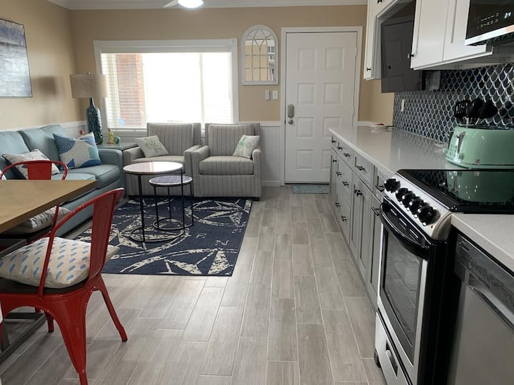 1 Bedroom Condo, Pool And Half Block To The Beach - Cape May, NJ