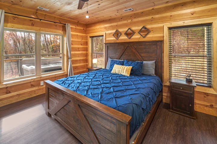 Main Level King Bedroom, with Attached Full Bathroom!