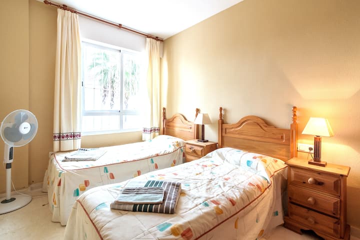 2 ტყუპი საძინებლიდან უფრო პატარა. Ყველა საძინებელს აქვს სუპერ მშვიდი და ეფექტური კონდიციონერი (გაგრილება ან გათბობა) ვენტილატორთან ერთად (თუ სტუმრებს მისი გამოყენება ურჩევნიათ). Ამას გარდა, არის ჩაშენებული კარადები.