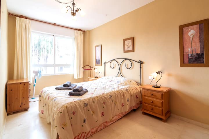 Ორადგილიანი საძინებელი სააბაზანოთი. Ყველა საძინებელს აქვს სუპერ მშვიდი და ეფექტური კონდიციონერი (გაგრილება ან გათბობა) ვენტილატორთან ერთად (თუ სტუმრებს მისი გამოყენება ურჩევნიათ). Ამას გარდა, არის ჩაშენებული კარადები.