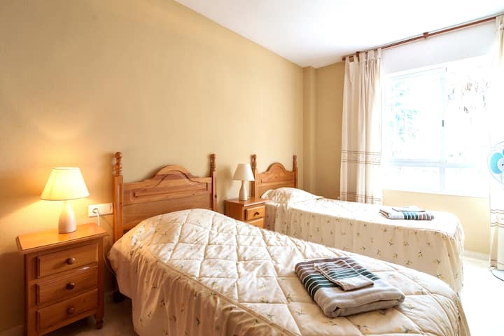 2 ტყუპი საძინებლიდან უფრო დიდი. Ყველა საძინებელს აქვს სუპერ მშვიდი და ეფექტური კონდიციონერი (გაგრილება ან გათბობა) ვენტილატორთან ერთად (თუ სტუმრებს მისი გამოყენება ურჩევნიათ). Ამას გარდა, არის ჩაშენებული კარადები.