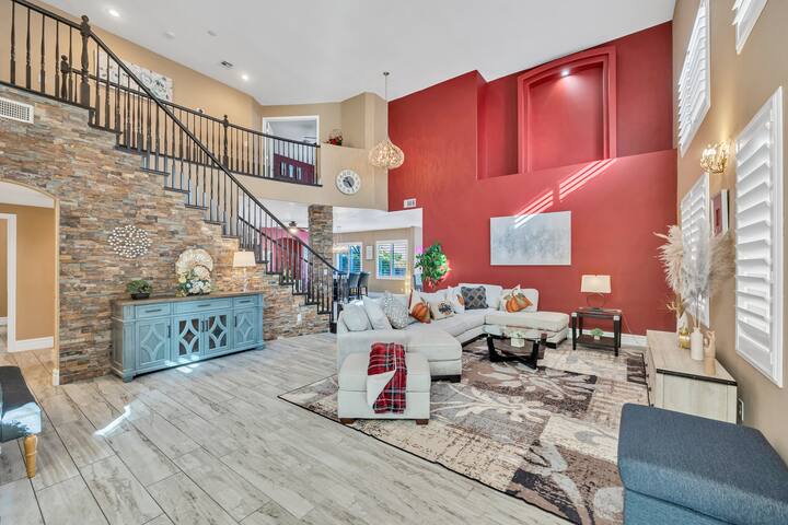 The Athena | 5 Bedrooms 4 Baths | 15 mins to Strip gallery image 2