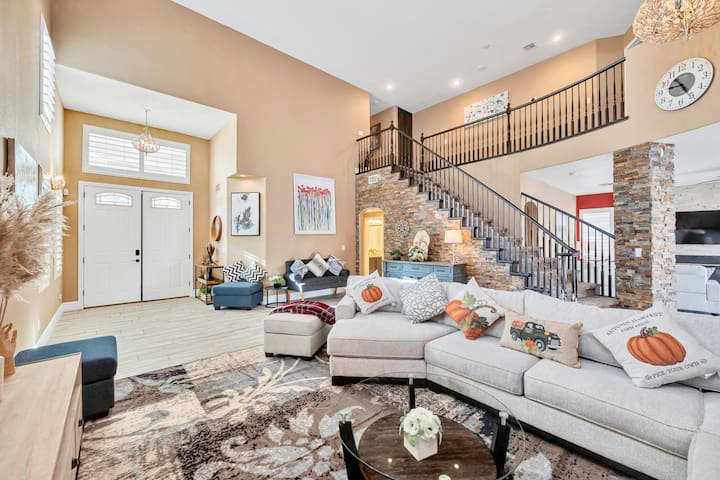 The Athena | 5 Bedrooms 4 Baths | 15 mins to Strip