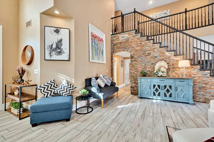 The Athena | 5 Bedrooms 4 Baths | 15 mins to Strip gallery image 3