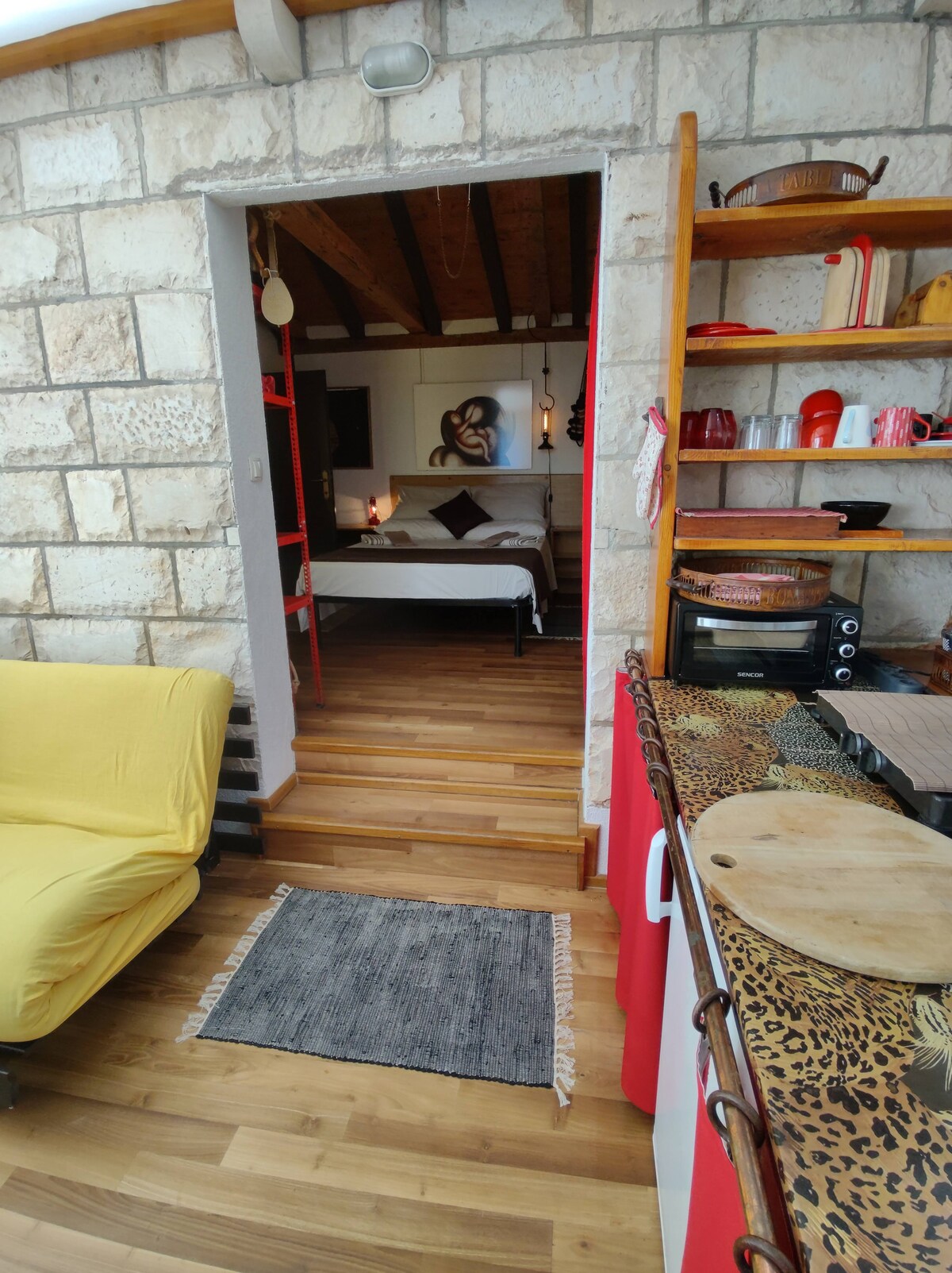 POGLED NA KREVET IZ KUHINJE