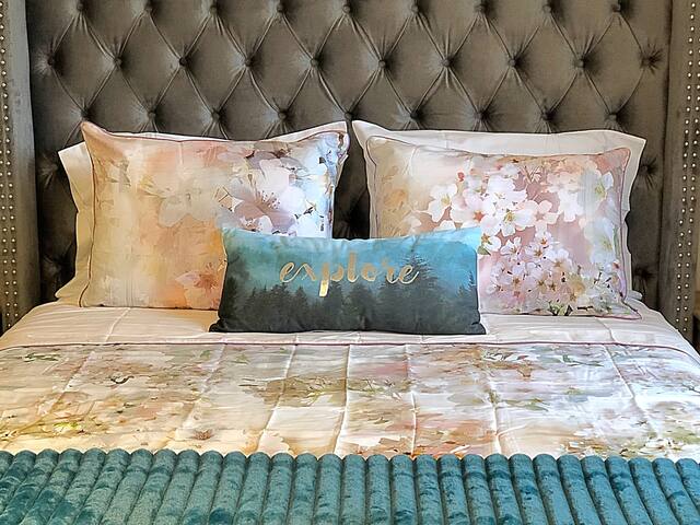 4 BR Farmhouse w/ Pool & Hot Tub gallery image 4