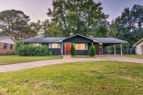 Cheerful 3 BR 2BA Home in Great Neighborhood!
