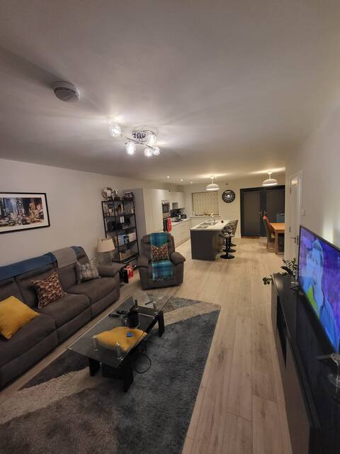Modern 3-bed Mid-terrace house