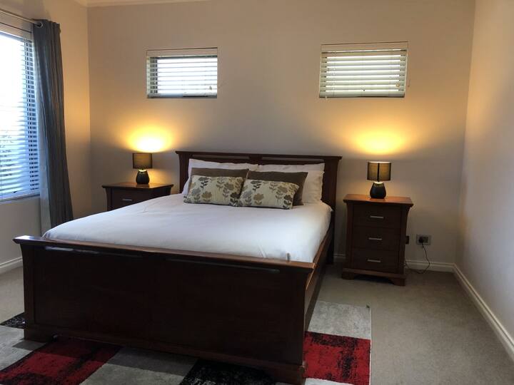 Dhoma kryesore e gjumit me suitë dhe WIR. 