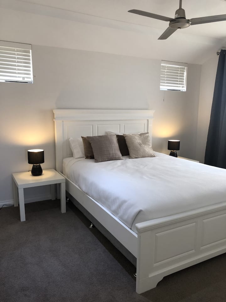 Dhoma e dytë e gjumit me krevat dopio "queen" DHE BIR. 