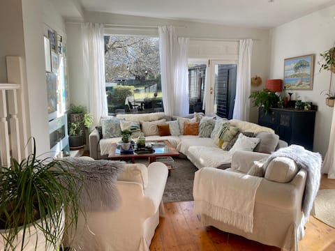 'Cooinda' 1890's character home. Location plus!